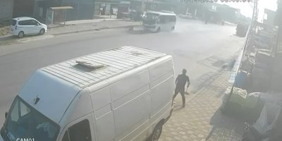 Adana’da minibüsün çarptığı 11 yaşındaki çocuk ağır yaralandı