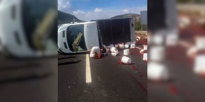 Adana’da salça yüklü kamyonet devrildi