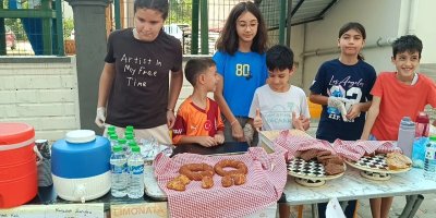 Kozan’da çocuklardan yangınzedelere örnek destek