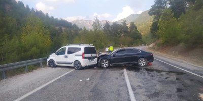 Kozan-Feke yolunda iki araç çarpıştı: 3 kişi yaralandı