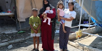 5 çocuklu anne dolandırıcılık iddiasıyla borç batağına düştü: Ahırdaki çadırda yaşıyor