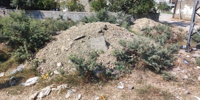 Adana’da altyapı çalışması bitti, atıklar boş arazilerde kaldı