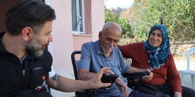 Yangında evleri kül olan yaşlı çiftin yüzü yardımlarla güldü