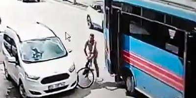 Adana’da halk otobüsünün açık kapısı bisikletliye çarptı: Şoför durmadan yoluna devam etti