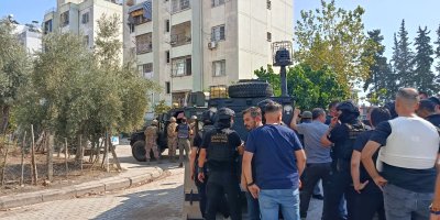 Adana’da kesinleşmiş hapis cezası olan şahıs elindeki patlayıcıyla polise direniyor