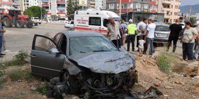 Kozan’da iki otomobil kavşakta çarpıştı: 4 kişi yaralandı