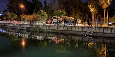 Adana’da otomobil bariyerleri aşarak sulama kanalına uçtu