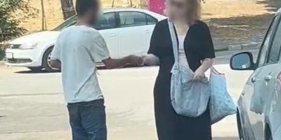Adana’da sokak ortasında uçucu madde kullanan kişi kadının yolunu kesip para aldı