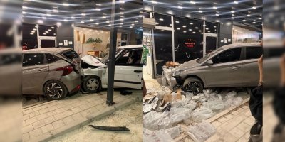 Adana’da kontrolden çıkan iki otomobil peş peşe mağazaya girdi