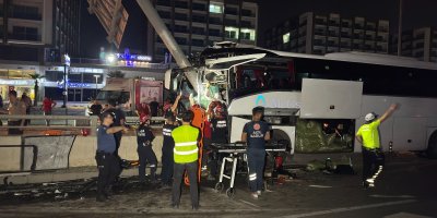 Adana’da yolcu otobüsü alt geçit duvarına çarptı: 11 kişi yaralandı