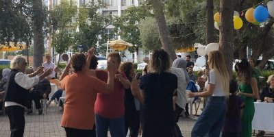 Adana’da huzurevi sakinleri doğum günü pastasında buluştu
