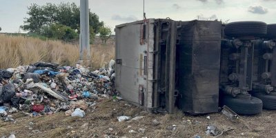 Adana’da atık yüklü tır devrildi: Sürücü yaralandı