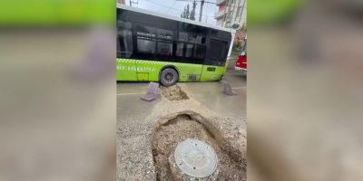 Adana’da belediye otobüsü yağış sonrası oluşan çukura düştü