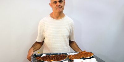 Yanlış iğneyle engelli kaldı, hayata küsmedi; annesinin lahmacunlarını Türkiye’ye tattırmak istiyor