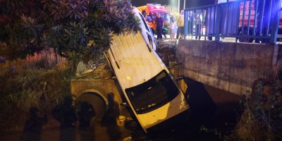 Adana’da şiddetli yağışta kayan otomobil sulama kanalına düştü: 2 kişi yaralandı