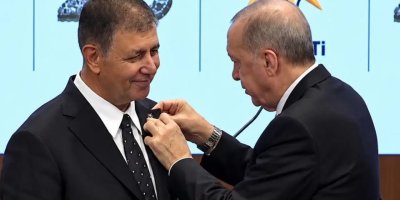 Cemil Tugay rozeti taktı: İzmir Belediyesi AK Parti'ye geçti