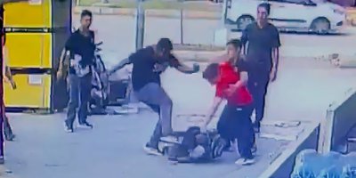 Adana’da iki çocuk, tartıştıkları çocuğu sokak ortasında darbetti