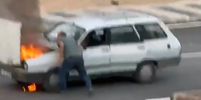 Kozan’da seyir halindeki otomobil alev aldı: Esnaf yangın tüpüyle müdahale etti