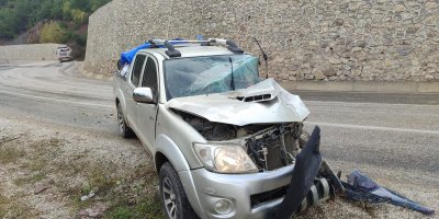 Feke’de tır ile pikap çarpıştı: 2 kişi yaralandı
