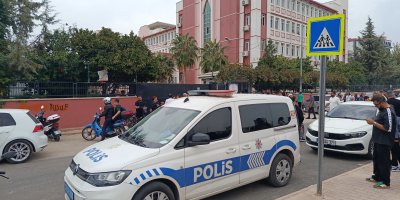Adana'da okulda dedikodu kavgası: Kız öğrenci arkadaşını ekmek bıçağıyla yaraladı