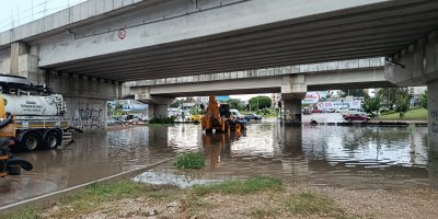 Adana’da sağanak ve kuvvetli rüzgâr hayatı olumsuz etkiledi
