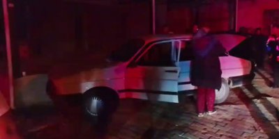 Kozan’da otomobil park halindeki kamyonete çarptı: 2 kişi yaralandı