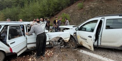 Kozan’da iki otomobil kafa kafaya çarpıştı: Yaralılardan birinin durumu ağır
