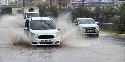 Adana’da sağanak yolları göle çevirdi