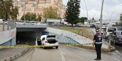 Adana’da sağanak yolları göle çevirdi; Otomobil alt geçitte suya gömüldü