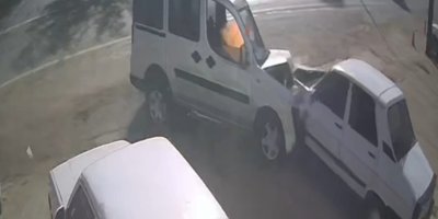 Kozan’da ehliyetsiz sürücü park halindeki 2 araca çarptı