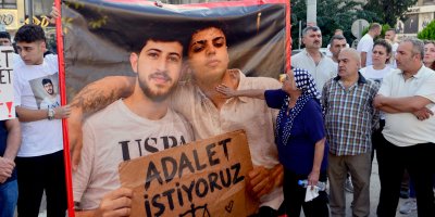 Adana'da 2 gencin ölümüne neden olan sürücünün tahliyesi protesto edildi
