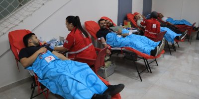 Adana'da öğretmen ve velilerden Kızılay'a kan bağışı desteği
