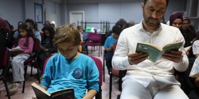 Kozan'da aileler çocuklarıyla birlikte ekranı kapatıp kitap okudu