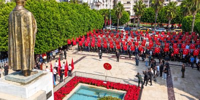 Adana’da Cumhuriyet Bayramı kutlamaları çelenk töreniyle başladı