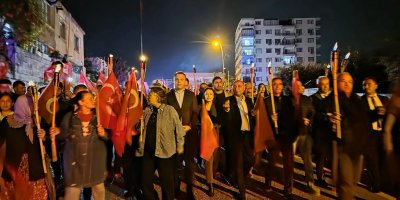 Yumurtalık’ta Cumhuriyet coşkusu fener alayıyla yaşandı