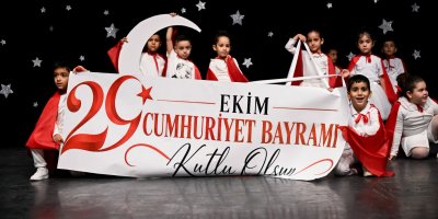 Seyhan’da minikler Cumhuriyet Bayramı’nı coşkuyla kutladı