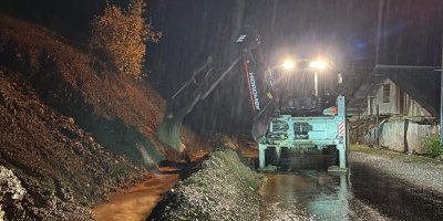 Feke'de düşen kayalar iş makineleriyle temizleniyor