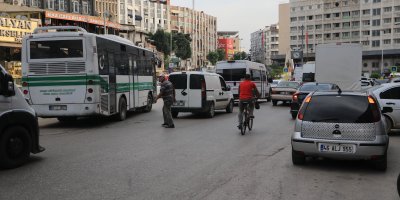 Adana’da çift sıra park tepkisi: Trafik içinden çıkılmaz hale geldi