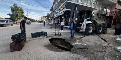 Adana’da yol çöktü, esnaf çukuru kasalarla kapattı