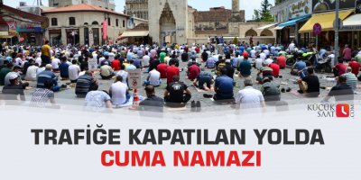 Trafiğe kapatılan yolda cuma namazı