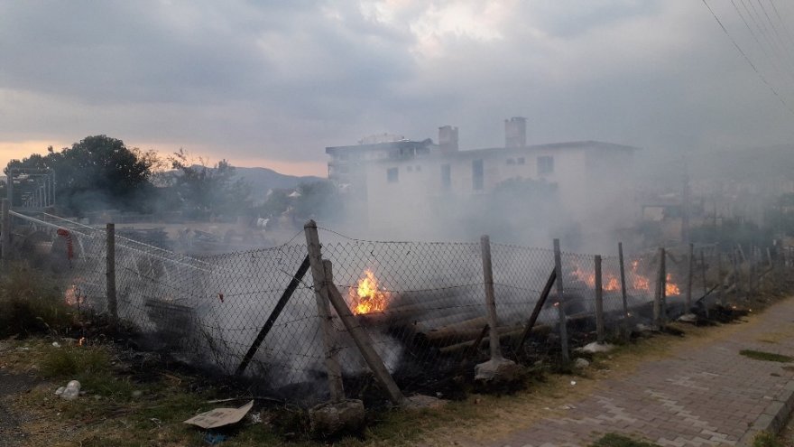 Elektrik tellerinden çıkan kıvılcım depoyu yaktı