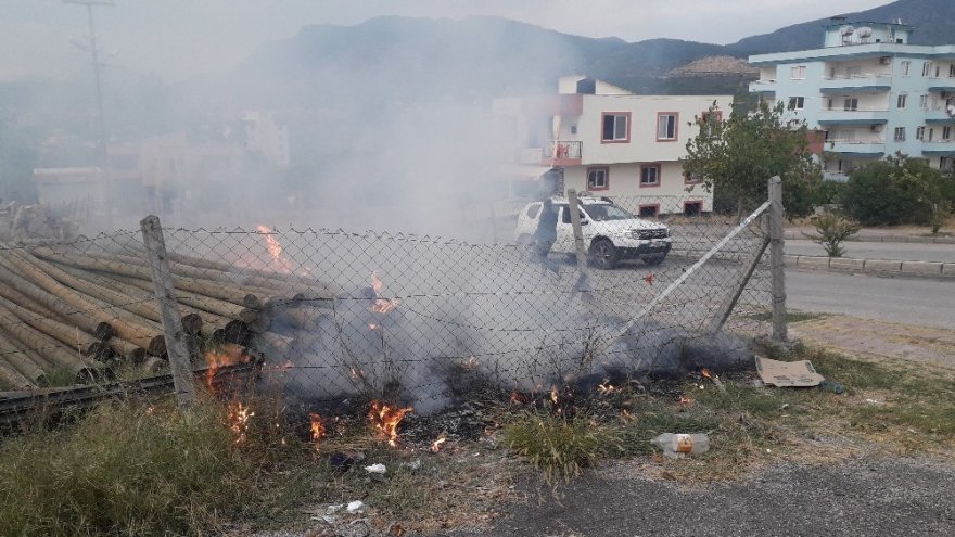 Elektrik tellerinden çıkan kıvılcım depoyu yaktı