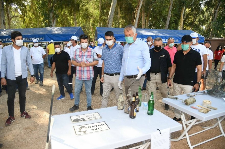 Gölden çıkarılan atık ve çöpler sergilendi