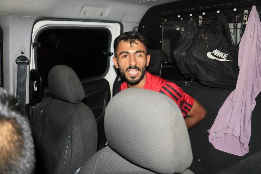 Motosikletini bırakıp polisten kaçtı, ara sokakta yakalandı