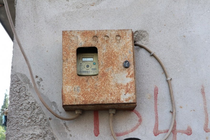 Evine kaçak elektrik çekmek isterken elektrik çarptı, direkte asılı kaldı