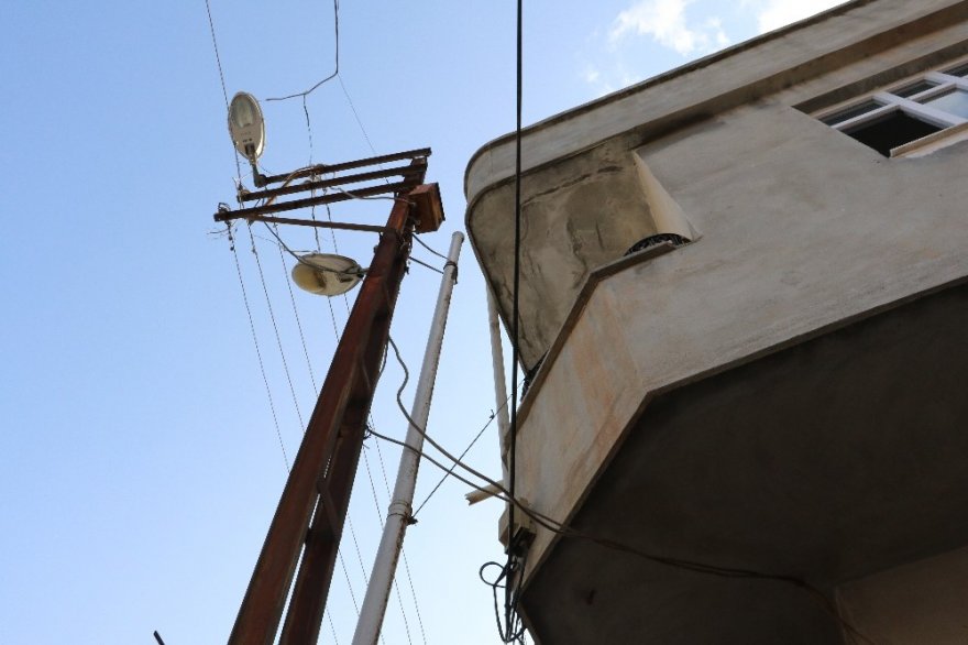 Evine kaçak elektrik çekmek isterken elektrik çarptı, direkte asılı kaldı