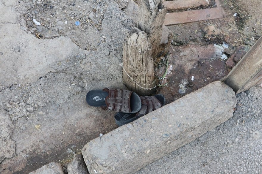 Evine kaçak elektrik çekmek isterken elektrik çarptı, direkte asılı kaldı