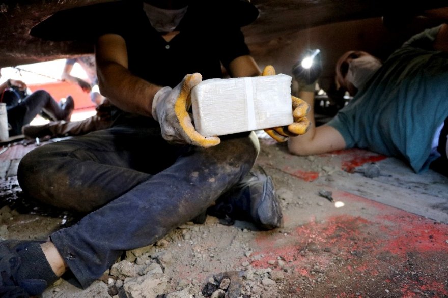 Ekskavatörün altına gizlenmiş 51 kilo eroini "Uzi" buldu