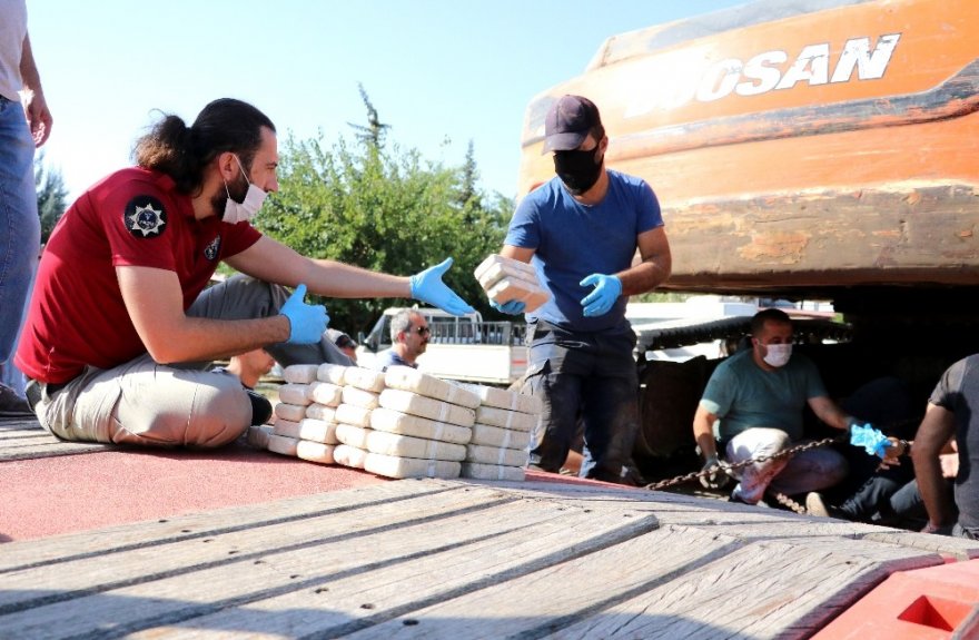 Ekskavatörün altına gizlenmiş 51 kilo eroini "Uzi" buldu