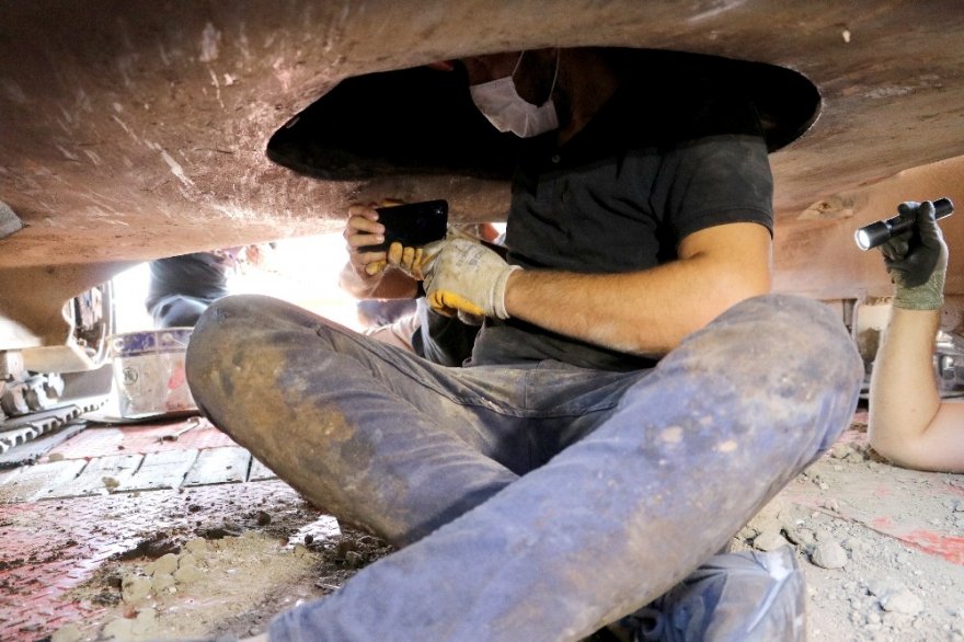 Ekskavatörün altına gizlenmiş 51 kilo eroini "Uzi" buldu